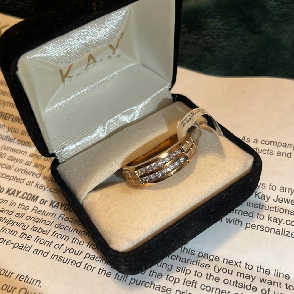 previously owned men wedding band 1/4 Ct tw diamond 10k yellow gold.